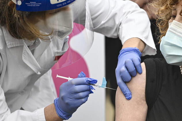 Coronavirus in Italien, Erste Impfung in Turin