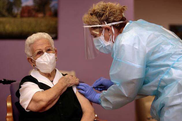Coronavirus in Spanien, Erste Impfung wird im Pflegeheim Los Olmos in Guadalajara durchgeführt