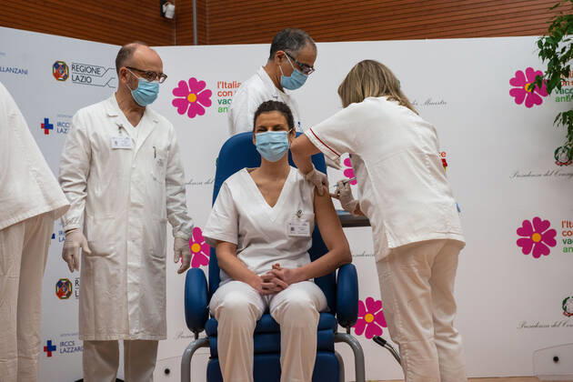Coronavirus in Italien, Erste Impfungen im Spallanzani Hospital in Rom