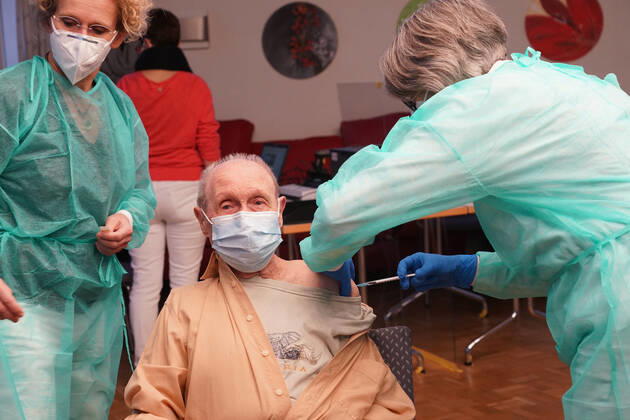 Coronavirus in Hessen, Erste Impfung in Groß-Gerau erhält Erwin Neumann