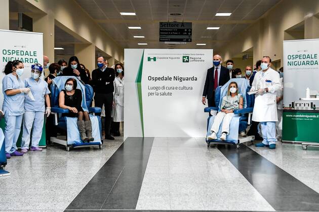 Coronavirus in Italien, Ankunft von Impf-Dosen und Impfstart in Mailand im Niguarda Hospital