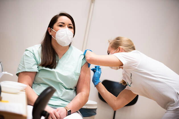 Coronavirus in Baden-Württemberg, Erste Impfung im Impfzentrum Stuttgart