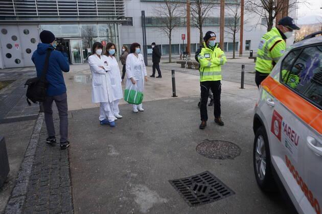 Coronavirus in Italien, Ankunft von Impf-Dosen und Impfstart in Bergamo