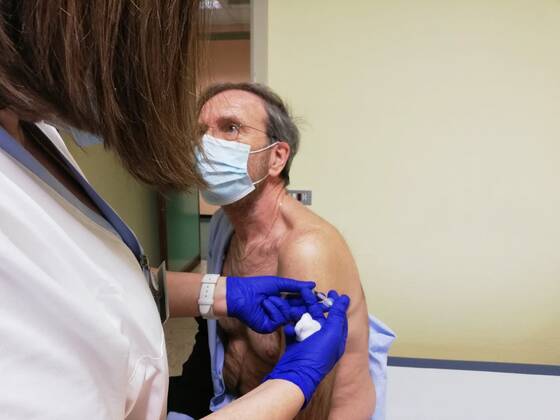 Coronavirus in Italien, Ankunft von Impf-Dosen und Impfstart in Varese