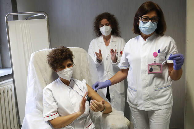 Coronavirus in Italien, Pflegekräfte der Policlinico Umberto in Rom bekommen Impfung