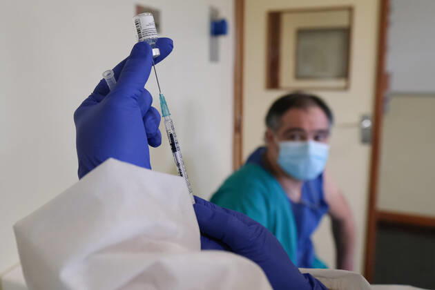Coronavirus in Portugal, Pflegekräfte des Santa Maria Hospitals in Lissabon bekommen Impfung