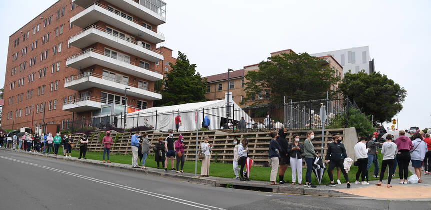 Coronavirus in Australien, Lange Warteschlangen vor Krankenhaus in Wollongong