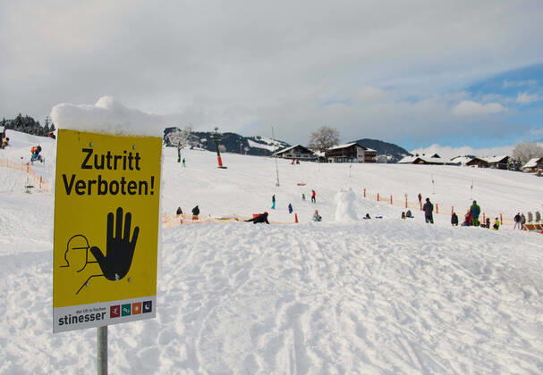 Coronavirus in Bayern, Betrieb an einem gesperrten Rodelhang in Fischen im Allgäu