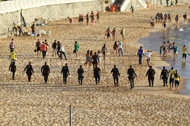Coronavirus in Brasilien, Polizei räumt Strand in Salvador