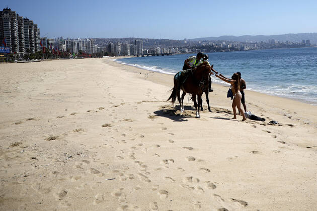 Coronavirus in Chile, Berittene Polizei kontrolliert die fast leeren Strände von Vina del Mar