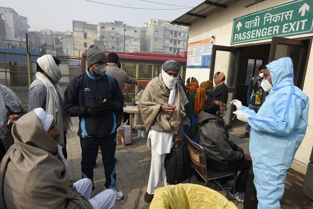 Coronavirus in Indien, Teststation an Busbahnhof in Neu-Delhi