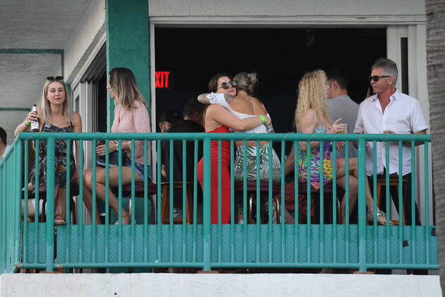 Coronavirus in den USA, Party im Elbow Room in Fort Lauderdale in Florida ohne Masken und Abstand