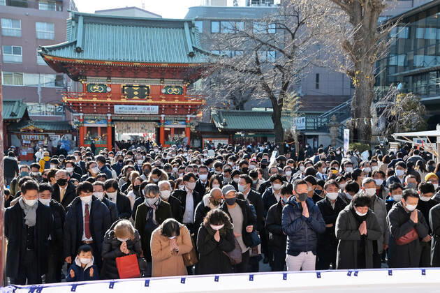 Coronavirus in Japan, Büroangestellte beten am ersten Geschäftstag des Jahres im Kanda Myojin-Schrein in Tokio