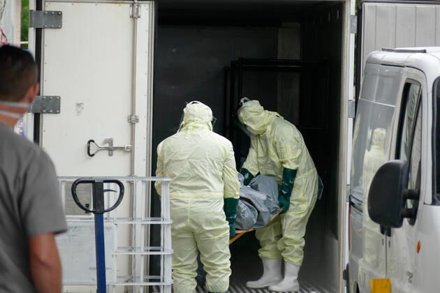 Coronavirus in Brasilien, Leiche eines Virus-Opfers wird in Manaus aus Kühlcontainer abtransportiert