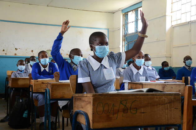 Coronavirus in Kenia, Schüler nehmen in Nairobi mit Maske am Unterricht teil