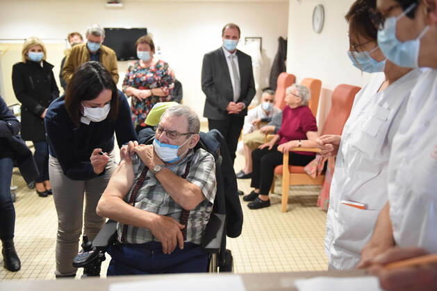 Coronavirus in Frankreich, Start der Impfkampagne in der Bretagne in Seniorenresidenz in Saint Renan