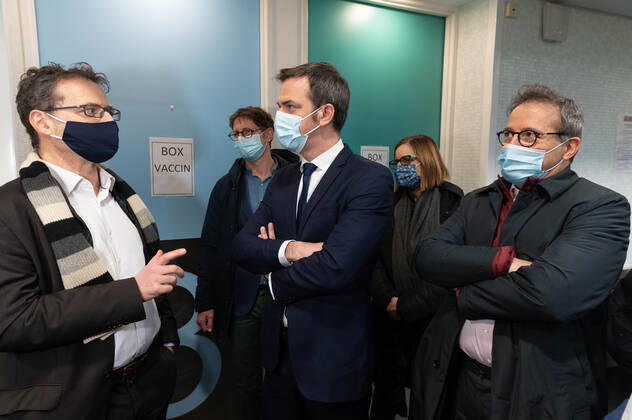 Coronavirus in Frankreich, Gesundheitsminister Olivier Veran im Impfzentrum Hotel Dieu in Paris
