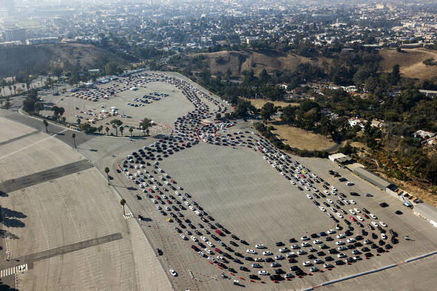 Coronavirus in den USA, Testzentrum Dodger Stadium in Los Angeles - Menschen warten in langen Autoschlangen