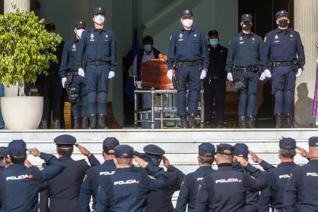Coronavirus in Spanien, Kollegen verabschieden in Malaga den am Virus verstorbenen Polizisten Antonio Jesus Martin Lozano