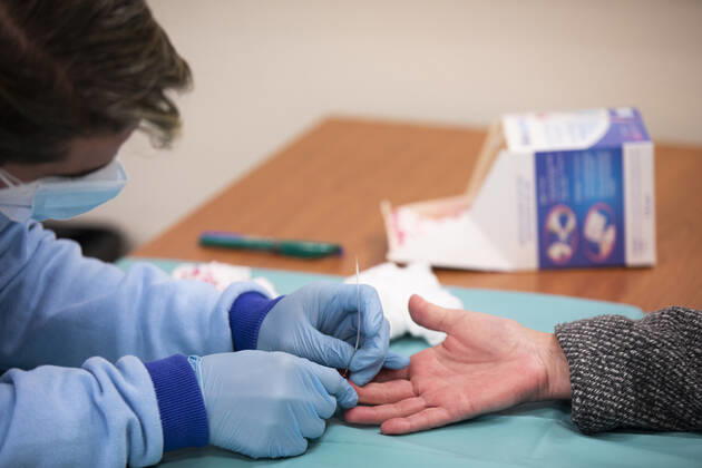 Coronavirus in Spanien, Beginn der Screening-Tests für Lehrer im Militärkrankenhaus in Sevilla