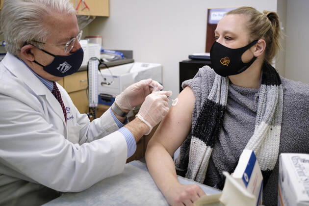 Coronavirus in den USA, Apotheker John Forbes impft in Urbandale, Iowa