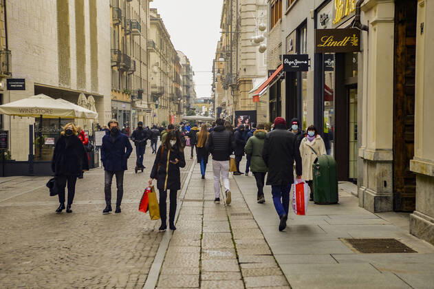 Coronavirus in Italien, Beginn des Winterschlussverkaufs in Turin