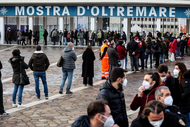Coronavirus in Italien, Beginn der Impfungen in Neapel