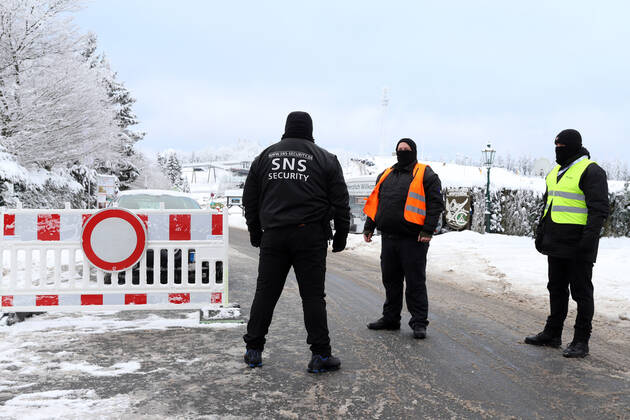 Coronavirus in NRW, Winterberg im Sauerland schützt sich mit Straßensperren vor Tagestouristen