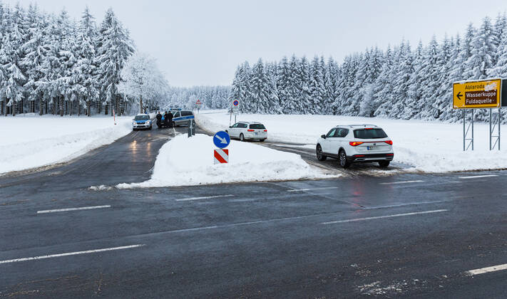 Coronavirus in Hessen, Zufahrt zur Wasserkuppe in der Rhön ist gesperrt