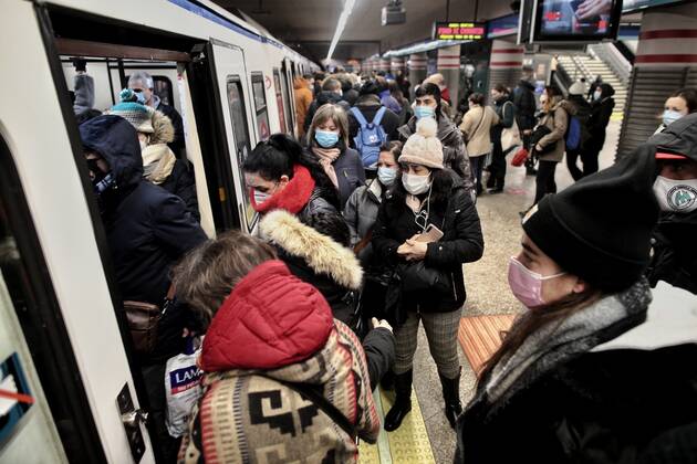 Coronavirus in Spanien, Übervoller Ubahn-Zug nach Sturm Filomena in Madrid