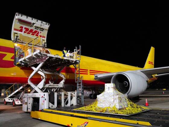 Coronavirus in Costa Rica, DHL Flugzeug liefert Impfstoffe zum Juan Santamaria Airport in Alajuela