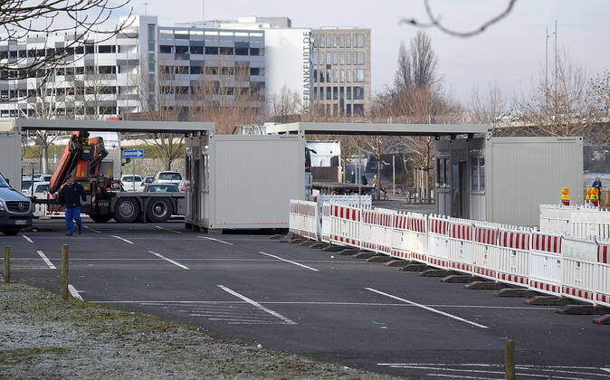 Coronavirus in Hessen, Aufbau einer Drive-in Teststation am Mainufer in Offenbach am Main