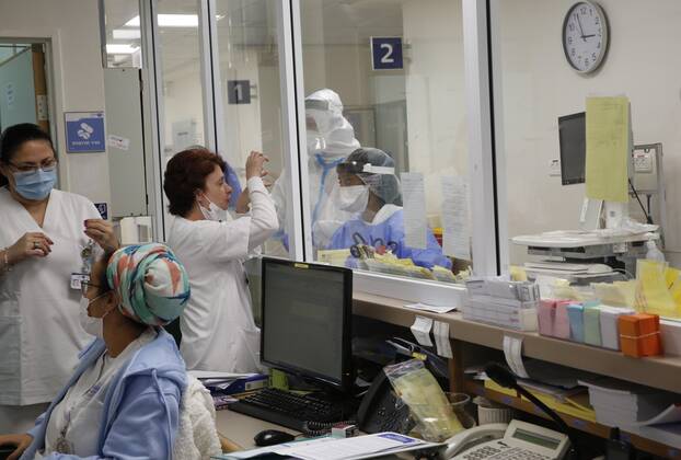 Coronavirus in Israel, Arbeit auf der Covid-19 Isolierstation im Barzilai Medical Center in Aschkelon