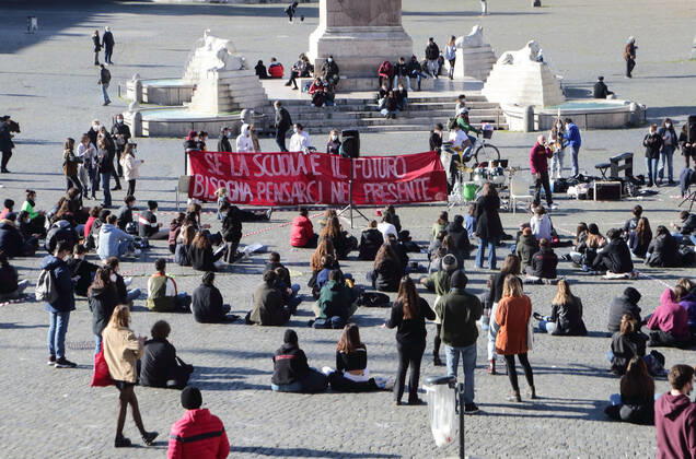Coronavirus in Italien, Schüler protestieren gegen Schulschließungen in Rom