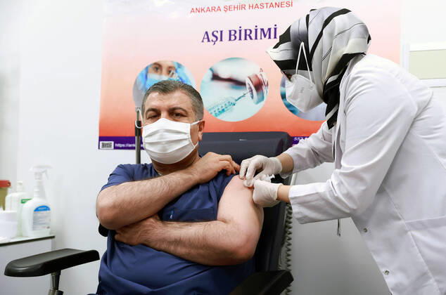 Coronavirus in der Türkei, Gesundheitsminister Fahrettin Koca lässt sich impfen