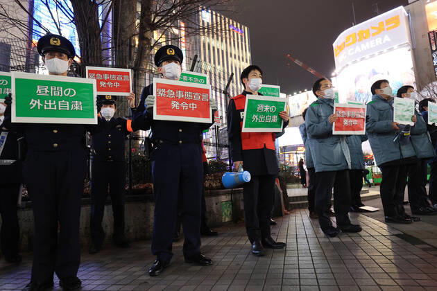 Coronavirus in Japan, Polizisten und Angestellte der Stadt mit Stay at Home Plakaten in Tokio
