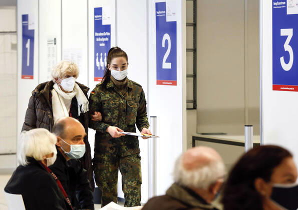 Coronavirus in Berlin Brandenburg, Impfzentrum im Terminal 5 des Flughafen BER