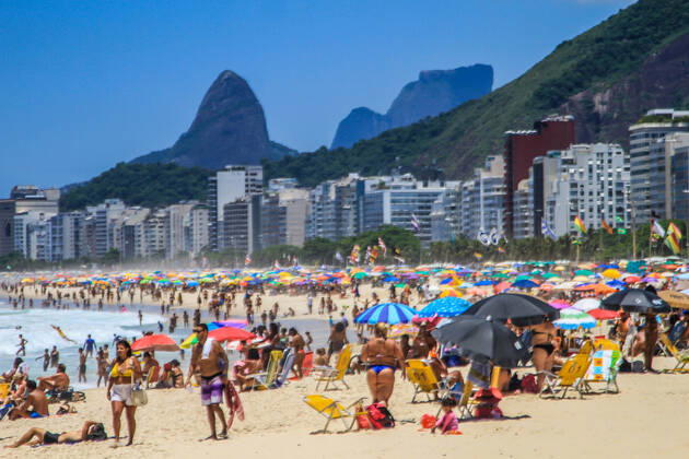 Coronavirus in Brasilien, Voller Strand an der Leme Beach in Rio de Janeiro