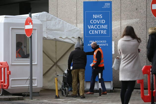 Coronavirus in Großbritannien, Impfzentrum in Wembley, London eröffnet