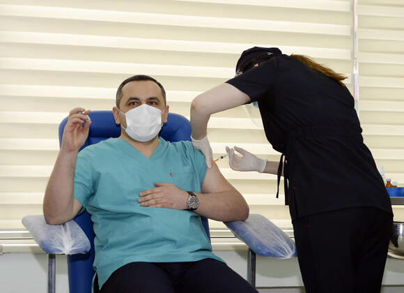 Coronavirus in Aserbaidschan, Impfung von Gesundheitsmitarbeitern in Baku
