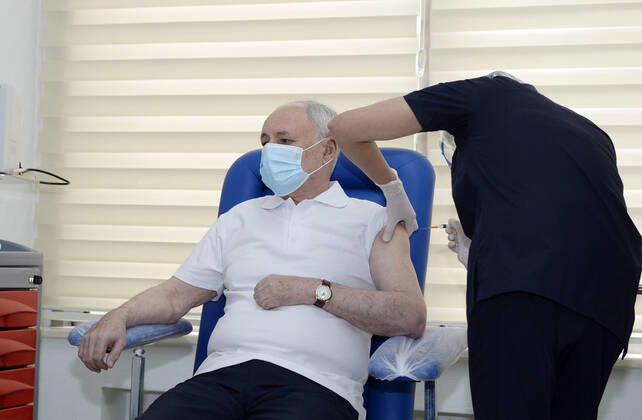 Coronavirus in Aserbaidschan, Impfung von Gesundheitsminister Ogtay Shiraliyev in Baku