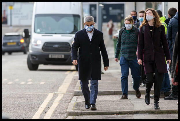Coronavirus in Großbritannien, Londons Bürgermeister Sadiq Khan auf dem Weg zum Impfzentrum in Wembley