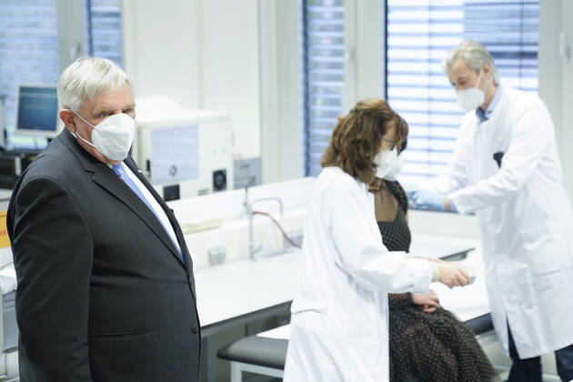 Coronavirus in NRW, Impfbeginn in Uniklinik Essen mit Gesundheitsminister Karl-Josef Laumann