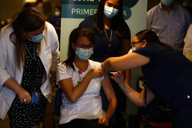 Coronavirus in Chile, Impfbeginn nach Ankunft erster Impfdosen in Arica