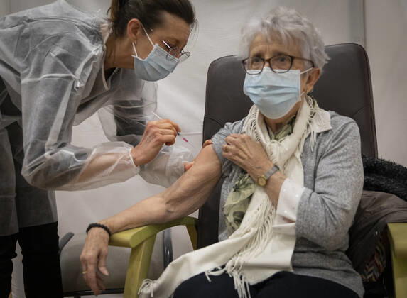 Coronavirus in Frankreich, Impfstart für Menschen über 75 im Impfzentrum in Saint-Gregoire bei Rennes