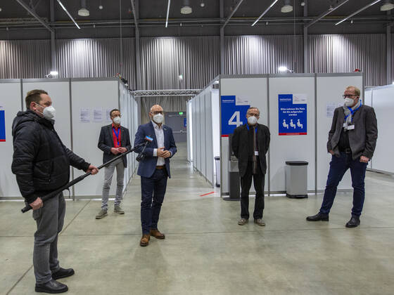 Coronavirus in Brandenburg, Impfzentrum-Eröffnung in den Messehallen in Frankfurt an der Oder