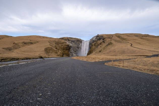 Coronavirus in Island, Keine Touristen an den Wasserfällen Skogafoss und Seljalandsfoss