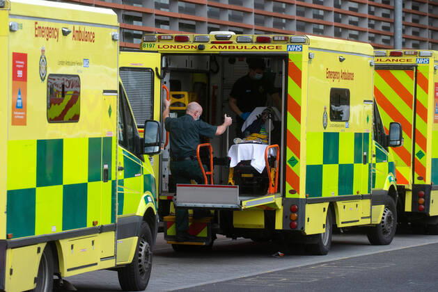 Coronavirus in Großbritannien, Krankenwagen vor dem Royal London Hospital