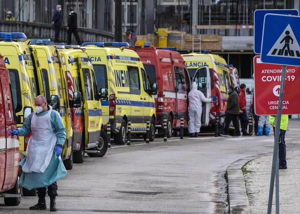 Coronavirus in Portugal, Krankenwagen stehen Schlange am Santa Maria Krankenhaus in Lissabon