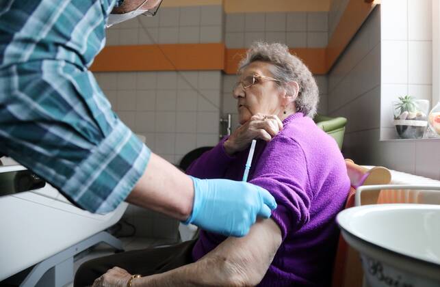Coronavirus in Thüringen, Impfung in einem Pflegeheim in Grüningen